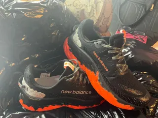 Zapatillas New Balance Negras y Naranjas