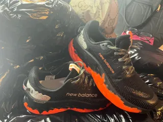 Zapatillas New Balance Negras y Naranjas