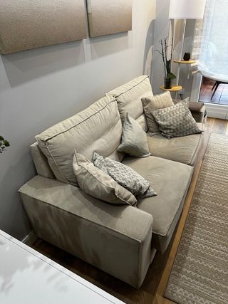 Sofá de tela beige