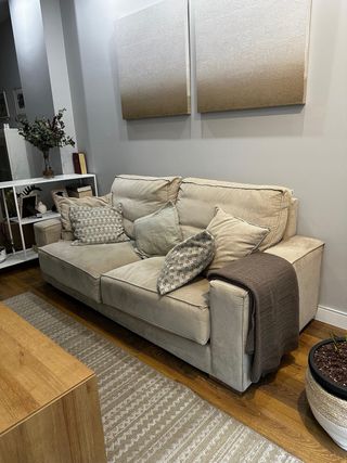 Sofá de tela beige