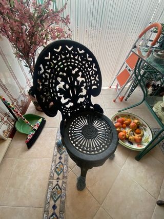 Mesa de mármol con sillas de hierro