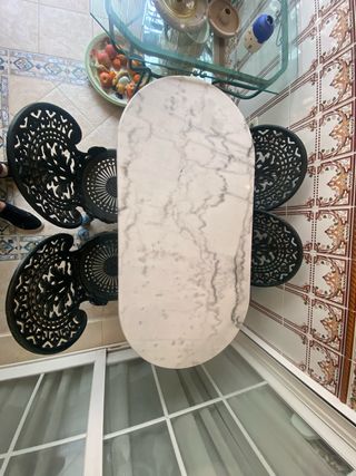 Mesa de mármol con sillas de hierro