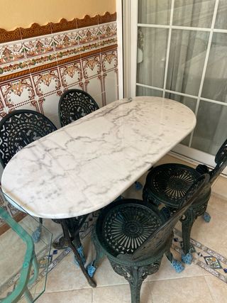 Mesa de mármol con sillas de hierro