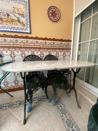 Mesa de mármol con sillas de hierro