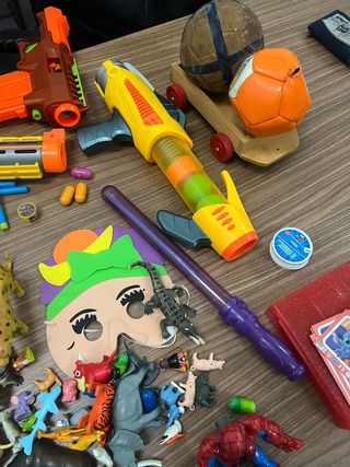 Lote Juguetes Infantiles: Pistolas y Figuras...