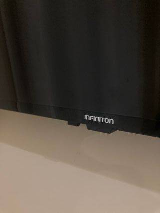 Televisión Negra con patas Marca Infiniton