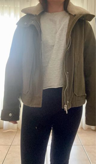 Chaqueta verde con cuello de borrego