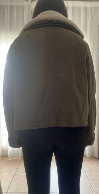 Chaqueta verde con cuello de borrego