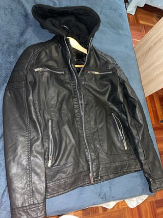 Chaqueta de cuero con capucha