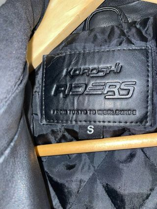 Chaqueta de cuero con capucha