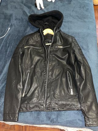 Chaqueta de cuero con capucha