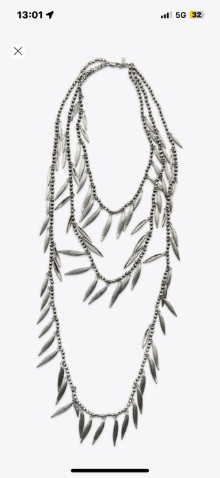 Collar largo con piezas efecto hoja