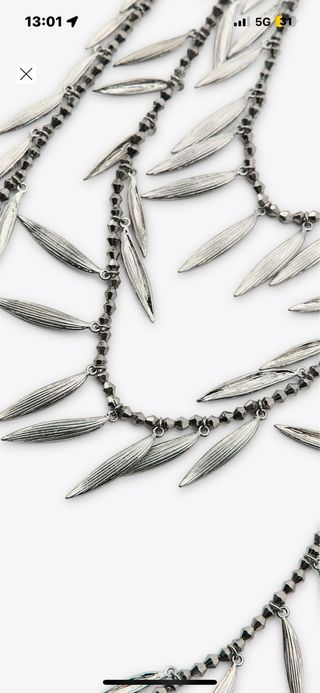 Collar largo con piezas efecto hoja