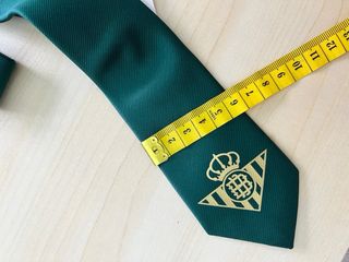Corbata verde con escudo del Betis en dorado
