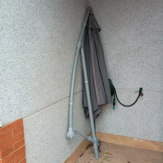 Parasol de jardín con base de cemento