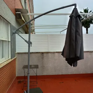 Parasol de jardín con base de cemento