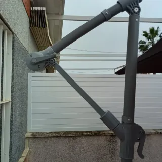 Parasol de jardín con base de cemento