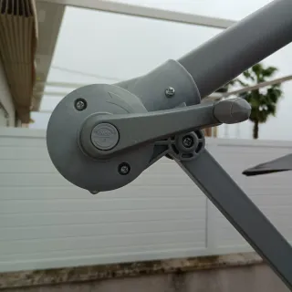 Parasol de jardín con base de cemento