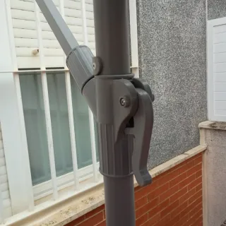 Parasol de jardín con base de cemento