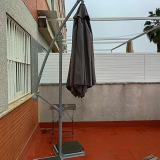 Parasol de jardín con base de cemento