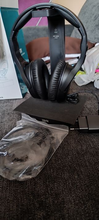 Cascos Inalámbricos con Base Negra