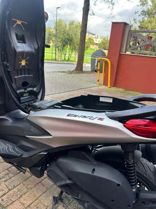 Piaggio Beverly 300 S HPE 2023 Gris