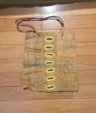 Bolso de mano tipo rafia