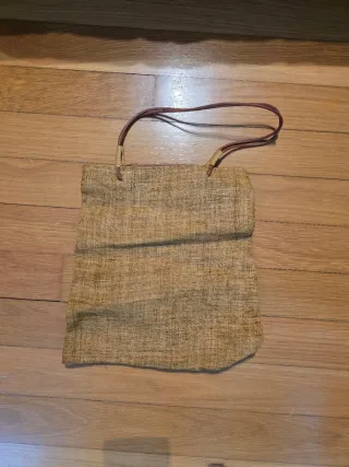 Bolso de mano tipo rafia