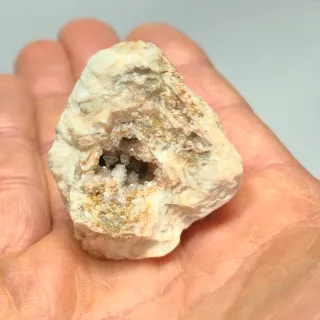 Cuarzo en geoda dentro de matriz de Barita