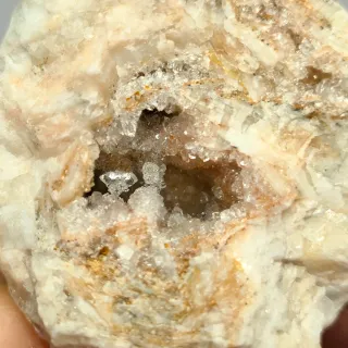 Cuarzo en geoda dentro de matriz de Barita