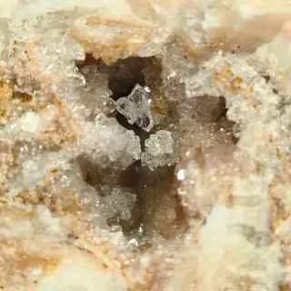 Cuarzo en geoda dentro de matriz de Barita