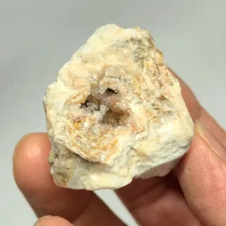 Cuarzo en geoda dentro de matriz de Barita