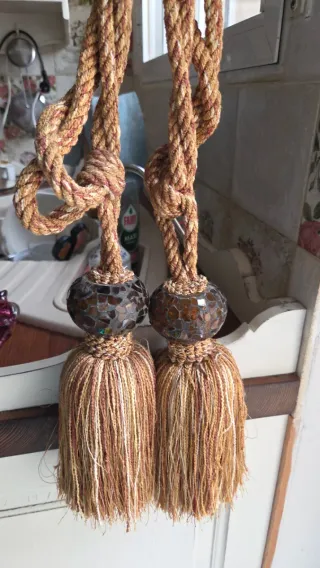 Agarraderas cortina borlones madera tela