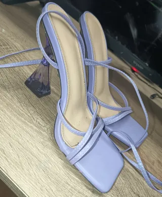 Sandalias moradas tacón transparente