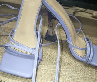 Sandalias moradas tacón transparente