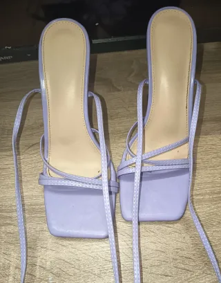 Sandalias moradas tacón transparente