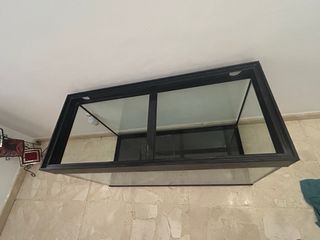 Acuario grande negro y transparente