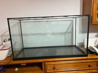 Acuario grande negro y transparente