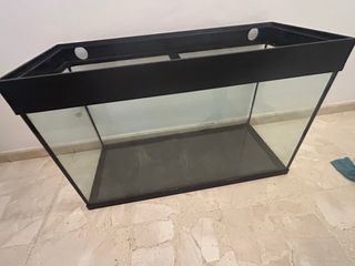 Acuario grande negro y transparente
