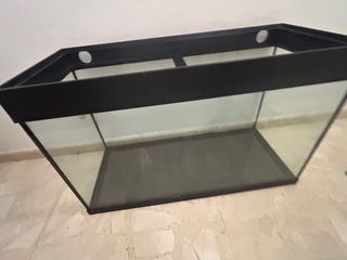 Acuario grande negro y transparente