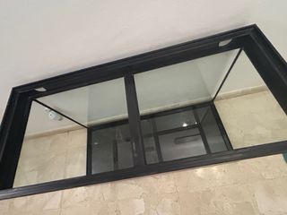 Acuario grande negro y transparente