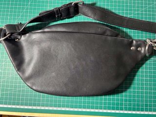 Riñonera negra piel sintética con cadena