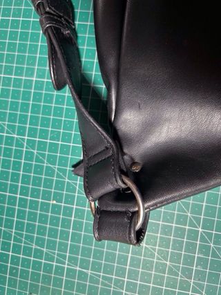 Riñonera negra piel sintética con cadena