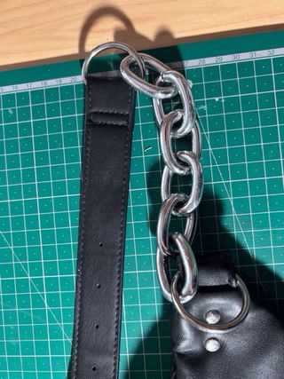 Riñonera negra piel sintética con cadena