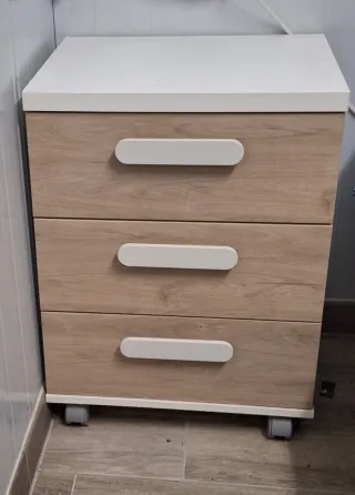 Mesilla de noche con 3 cajones