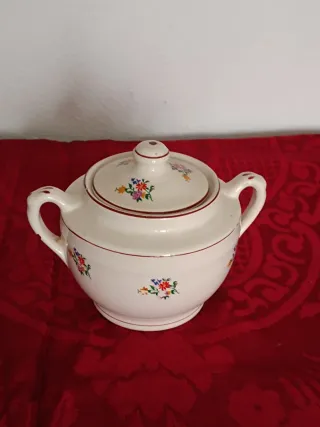 Peça muito antiga com flores pintadas