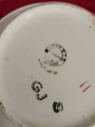 Peça muito antiga com flores pintadas