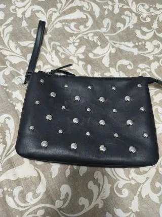 Bolso de mano negro con tachuelas