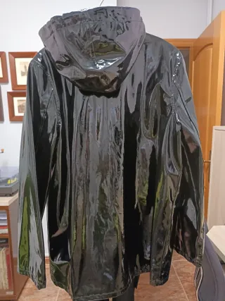 Chubasquero Negro Brillante