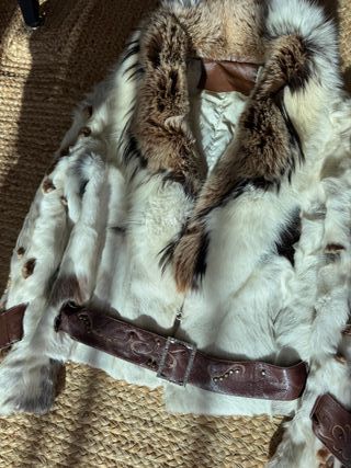 Elegante abrigo de pelo claro